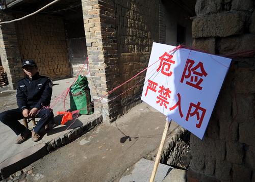 12月26日,会昌县周田镇新圩村的道路旁已立起警示牌。新华社记者周科摄