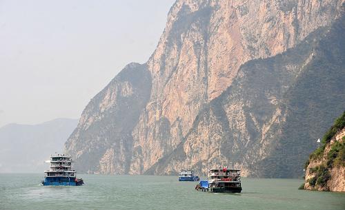 船只在三峡库区内的西陵峡行驶(10月22日摄)。10月23日上午9时,三峡入库流量为每秒13800立方米,三峡上游水位达到174.50米,距离最终蓄水位175米仅剩0.5米。据三峡集团公司介绍,按目前的进度,三峡工程预计26日可达到175米最终蓄水位。新华社记者 郝同前摄