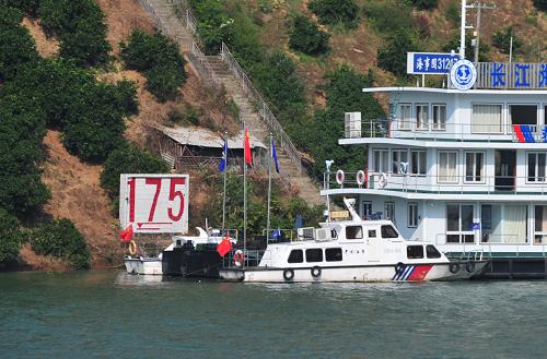 三峡库区内一处海事救助基地边的蓄水标志牌显示水位已经逼近175米最终蓄水位(10月22日摄)。新华社记者 郝同前摄
