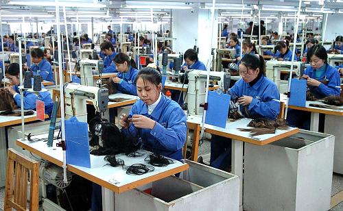在许昌瑞贝卡发制品公司的生产车间,工人们在制作外销的发制品(2007年4月22日摄)。新华社记者 王颂 摄
