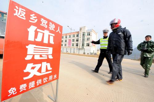 1月30日,在福建省顺昌县城南路春运服务点,县公安局交管大队工作人员为返乡“铁骑”引路。新华社记者 彭张青 摄
