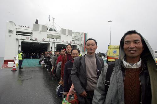2月27日,在希腊克里特岛伊拉克利翁港,搭载“希腊精神”号客轮从利比亚撤离的中国公民下船。新华社发(马里奥斯·罗洛斯摄)