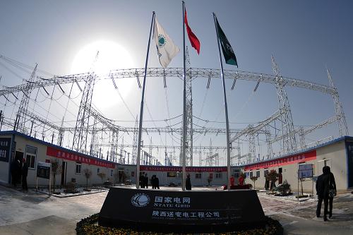 这是3月1日拍摄的国家电网陕西750千伏智能变电站运行现场。当日,国家电网陕西750千伏智能变电站在陕西省延安市洛川县正式投入运行。据了解,这是目前世界电压等级最高的智能变电站,也是国家电网公司首批4个试点智能变电站之一。该变电站的建成,将对全国智能电网建设起到重要的引领示范作用,对完善陕西乃至西北750千伏骨干网架,满足陕北大型电源接入,提高电力输送能力具有重要意义。新华社记者 陈昌奇 摄