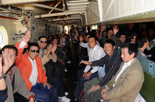 3月3日,在苏丹首都喀土穆国际机场,从利比亚撤离到苏丹的中国公民登上中国空军运输机准备回国。新华社发(穆罕默德·巴比克尔摄)