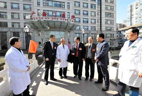 3月9日,代表委员在广安门医院调研。当日,全国人大代表、中国工程院院士张伯礼,全国人大代表、康美药业董事长马兴田,全国政协委员、原中国中医科学院院长姚乃礼等多位在北京参加全国两会的代表委员来到中国中医科学院广安门医院,就中药饮片小包装等项目进行调研。新华社记者 何俊昌摄