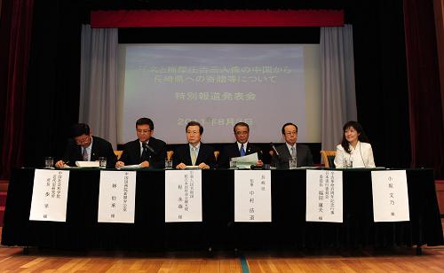 8月3日,在日本首都东京,中国人权发展基金会秘书长林伯承(左二)、驻日大使程永华(左三)、长崎县知事中村法道(右三)、日本前首相福田康夫(右二)、梅屋庄吉的曾孙女小坂文乃(右一)以及中国社科院近代史研究所所长步平(左一)出席新闻发布会。“孙中山、梅屋庄吉与长崎”纪念活动新闻发布会当日在中国驻日本大使馆举行。中日共同纪念辛亥革命一百周年系列活动由此拉开序幕。新华社记者 季春鹏 摄