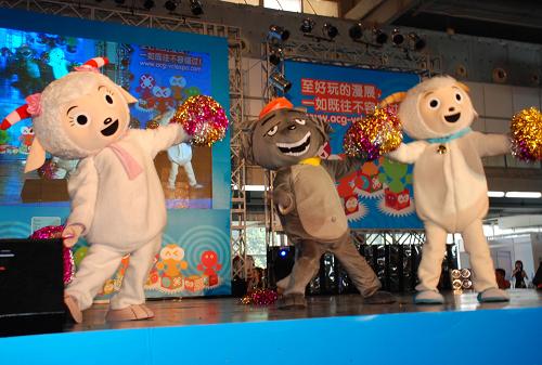 10月1日,在广州开幕的穗港澳动漫游戏展现场,2010年广州亚运会吉祥物“乐羊羊”为观众表演节目。新华社发