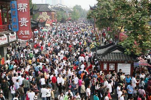 10月1日,南京夫子庙大成殿广场游人如织。当日是国庆佳节,风景秀丽的南京夫子庙景区迎来旅游客流高峰。 新华社发