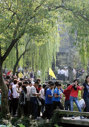 10月1日,游人在苏州拙政园观光赏景。当天是国庆节,苏州各个园林景点迎来旅游高峰,颇具特色的江南园林美景让各地游人流连忘返。新华社发
