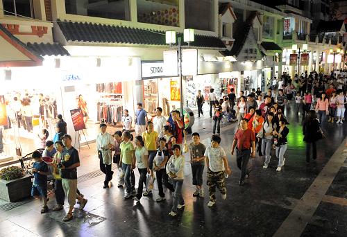 10月2日,游人在逛夜市。“十一”黄金周期间,广西桂林市的夜市人头攒动,繁华热闹的桂林夜市吸引了众多中外游人。 新华社记者 陈瑞华 摄