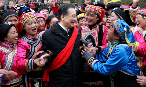 1月24日至25日,中共中央政治局常委、国务院总理温家宝来到四川受灾最为严重的北川、德阳、汶川等地,和灾区人民一起过年。这是1月24日,温家宝在北川县擂鼓镇猫儿石村看望羌族群众。新华社记者 姚大伟 摄