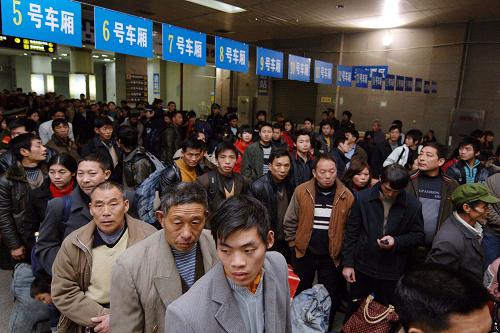 1月30日,重庆龙头寺火车站临时候车室内的旅客按车次、车厢号有序排队。 日前,为了使旅客上下火车更加有序安全,重庆龙头寺火车站针对重点车次推出了旅客进站分车厢引导制。由铁路职工组成的引导员,在旅客进站检票前将旅客按照车次、车厢分好队列,然后再依次引导进站乘车。自今年春运实行分车厢引导制以来,车站秩序大大改善。 新华社记者 刘潺 摄