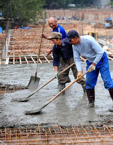 在甘肃省陇南市康县豆坪村,甘肃建工集团豆坪项目部的施工人员在一处重建安置房顶部浇注水泥(10月1日摄)。 “十一”黄金周期间,甘肃省地震重灾区陇南市告别多日阴雨迎来晴天。负责当地灾后重建的施工单位放弃了假期,利用难得的好天气,抓紧推进各项灾后重建工作。 据统计,目前甘肃全省38.5万户地震灾区住房重建户已有16.4万户开工;34.14万户住房维修户已完成15.5万户。 新华社记者 张锰 摄