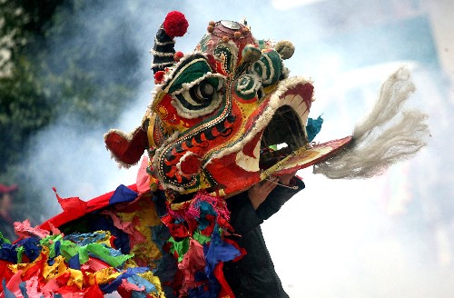 妇女舞狮庆新春