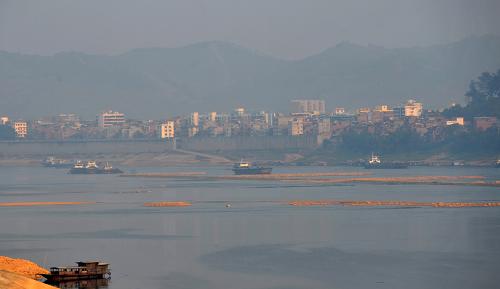 广西梧州市长洲水利枢纽下游,河床部分裸露(10月30日摄)。新华社记者 周华 摄