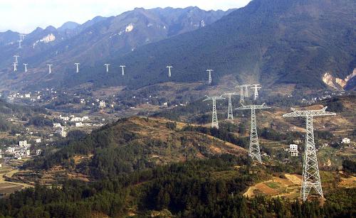 在湖南湘西龙山县境内的崇山峻岭之间,向家坝至上海特高压直流输电线路铁塔基座星罗棋布(11月13日拍摄)。新华社发(唐荣沛 摄)