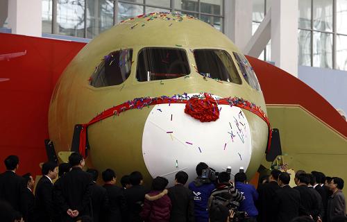 12月25日,媒体记者和嘉宾正在参观C919大型客机机头工程样机主体结构。当日,由中国商飞公司和中国航空工业集团公司联合研制的C919大型客机机头工程样机主体结构在上海正式交付。该机头工程样机作为大型客机研制的关键项目之一,首次采用模块化定义规范开展全三维数字化设计和模块化管理,设计制造仅用了半年时间。目前,C919大型客机项目全面进入预发展阶段,总体技术方案深化、机头工程样机研制、国内外供应商选择、国产材料研制等方面都取得了突破。 新华社记者 裴鑫摄