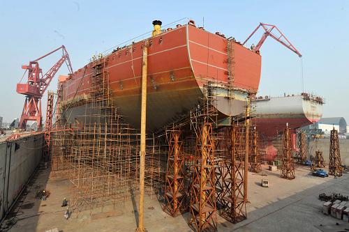 这是江苏靖江新时代造船有限公司内正在建设的大型油轮(12月28日摄)。新华社记者 金良快 摄