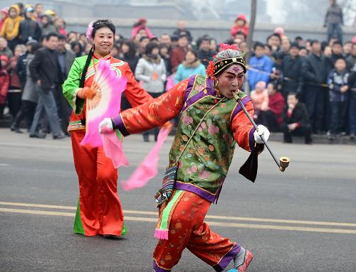 2月28日,在太原市杏花岭区,两位民间艺人正在表演。当日是元宵节,山西省太原市杏花岭区举办大型民间文艺表演。当地群众表演了高跷、背棍、舞龙等具有浓郁地方特色的社火节目,喜庆佳节。新华社记者 燕雁 摄