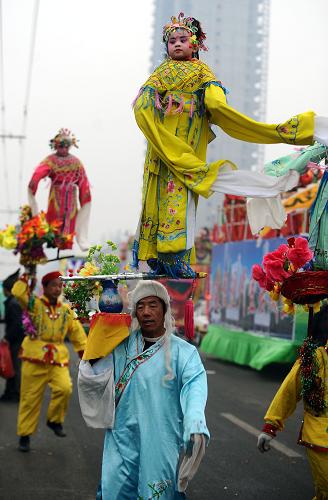2月28日,在太原市杏花岭区,民间艺人正在表演背棍。新华社记者 燕雁 摄
