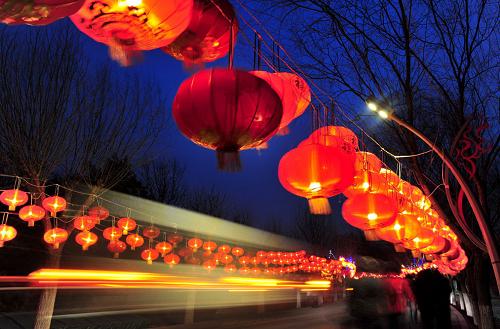 在唐山市南湖公园,市民正在观赏花灯(2月26日摄)。 元宵佳节到来之际,来到河北唐山市南湖城市中央生态公园灯会赏灯的市民络绎不绝。新华社记者 王民 摄