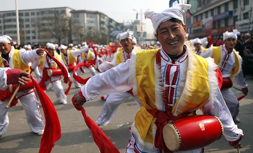 2月27日,陕西省府谷县群众在县城街道上表演安塞腰鼓。当天,陕西省府谷县举行精彩纷呈的民俗表演,喜迎元宵佳节。 新华社发(郑永峰 摄)