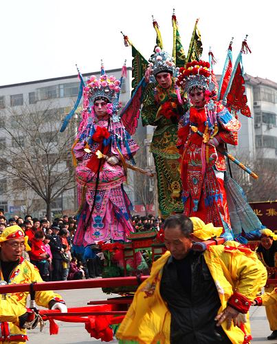 2月27日,陕西省府谷县群众在县城街道上表演“抬阁”。新华社发(郑永峰 摄)