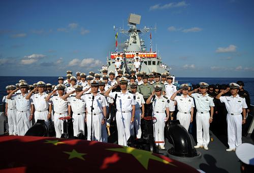 3月6日,在“广州”舰上,护航官兵面向国旗庄严宣誓。当日,在中国海军第五批护航编队即将驶出祖国南大门之际,中国海军第五批护航编队举行“走向大洋、挺进深蓝”宣誓活动,以此表达护航官兵对祖国的无限热爱。新华社记者刘春晖摄