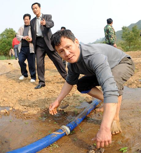 广西来宾市忻城县干部群众抽取红水河水灌溉受旱的田地(3月25日摄)。新华社记者张爱林摄