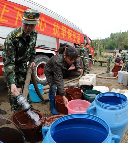 武警官兵为广西来宾市的受灾群众送水(3月25日摄)。新华社记者张爱林摄