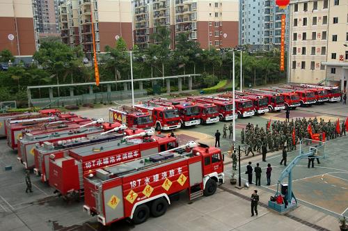 3月27日,广西消防总队从广西各消防支队抽调的大功率水罐消防车整装待发。当日,从广西各消防支队抽调的30辆大功率水罐消防车和120名官兵,组成抗旱救灾突击队增援河池、百色重灾区。突击队将把缺水严重的乡镇农村寄宿制学校作为送水重点,同时,还将把抗旱和旱区防火统筹起来,在送水进村的同时开展消防宣传和安全检查。从当日零时起,广西消防部队进入二级战备,全体官兵除保证正常执勤工作外,全部投入抗旱救灾。新华社记者李斌摄