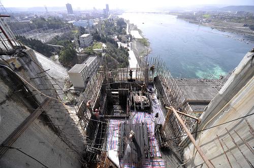 施工人员在建设丹江口大坝电梯井(3月25日摄)。 丹江口大坝加高工程于2005年开工,计划将坝体高程从原来的162米加高到176.6米,以增加库容,实现南水北调。目前,54个混凝土坝段已有53个加高至设计高程,升船机和电梯井也在紧张的建设中,整个丹江口大坝加高工程已经完成总工程量的90%,接近施工尾声。新华社记者郝同前摄