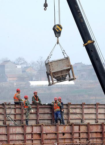 3月30日,在连霍高速公路改扩建工程洛阳境内的一个工地上,几名工人准备浇筑大桥桥墩。新华社记者王颂摄
