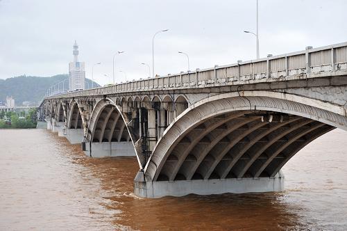 不断上涨的江水已将长沙湘江橘子洲大桥桥墩大部淹没(4月21日摄)。新华社记者 龙弘涛 摄