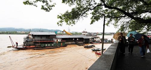 长沙城区湘江沿岸停靠的船舶(4月21日摄)。新华社记者 龙弘涛 摄
