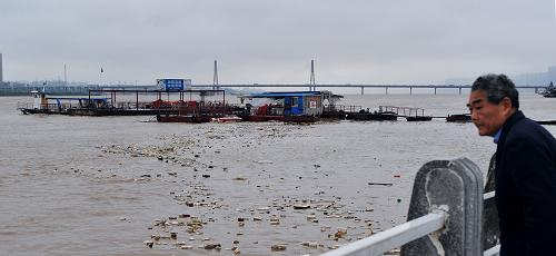 4月21日,一位长沙市民在湘江边观看不断上涨的水位。新华社记者 龙弘涛 摄