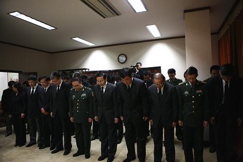 4月21日,在韩国首尔中国驻韩国大使馆,使馆工作人员默哀三分钟,沉痛悼念青海玉树地震遇难同胞。新华社记者何璐璐摄