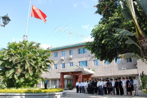 4月21日,位于缅甸仰光的中国驻缅甸大使馆降半旗,深切哀悼在青海玉树地震中遇难的同胞。新华社发(金飞摄)