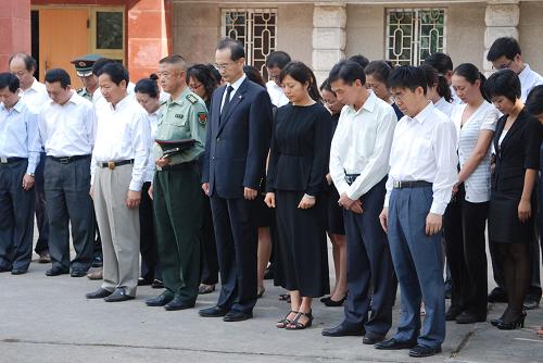 4月21日,中国驻缅甸大使馆馆员在缅甸仰光深切哀悼在青海玉树地震中遇难的同胞。新华社发(金飞摄)