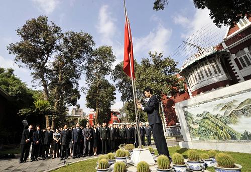 4月21日,中国驻埃及使馆全体馆员在位于开罗的使馆院内降半旗悼念青海玉树地震遇难者。新华社记者 张宁 摄
