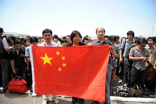 6月16日,在吉的中国公民在奥什机场合影留念。新华社记者 沙达提 摄
