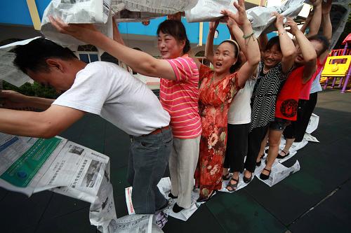 7月24日,南通社区居民在心理健康服务基地参加关注亲伴关系心理健康游戏“无敌风火轮”。当日,江苏省南通市首个社区心理健康服务场所——南通大学社区心理健康服务基地在虹桥街道光明社区正式成立。这个旨在提高社区居民心理健康水平设立的非营利性机构设有心理咨询、辅导,心理测试,心理游戏治疗,户外素质拓展等项目内容,有持有国家职业心理咨询师资格证的专职教师5名,心理咨询志愿者20名。新华社发(黄哲 摄)