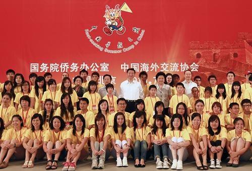 7月25日,中共中央政治局常委、国家副主席习近平在北京人民大会堂出席2010年海外华裔及港澳台地区青少年“中国寻根之旅”夏令营开营式并讲话,向营员代表颁授营旗。这是习近平等与营员代表合影。新华社记者 谢环驰 摄