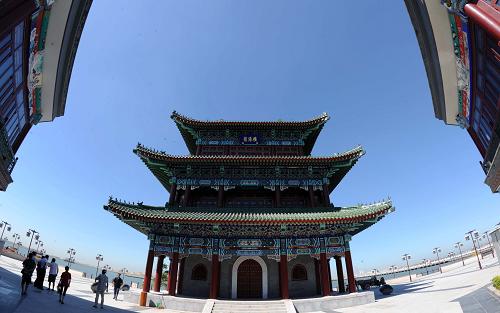 已开街纳客的“滨海鲤鱼门”海鲜美食街的望海楼(8月15日摄)。新华社记者刘海峰摄