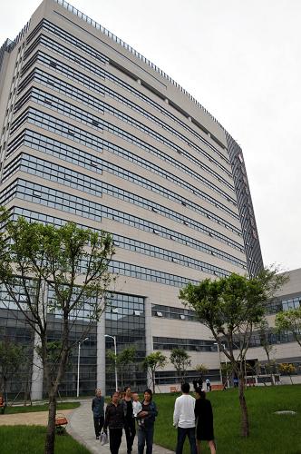 重庆援建的重点项目崇州人民医院新楼(9月28日摄)。新华社记者 张桂林 摄
