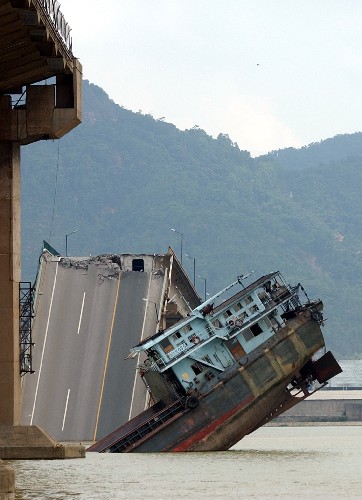 广东对九江大桥事故失踪人员和车辆首次打捞受阻