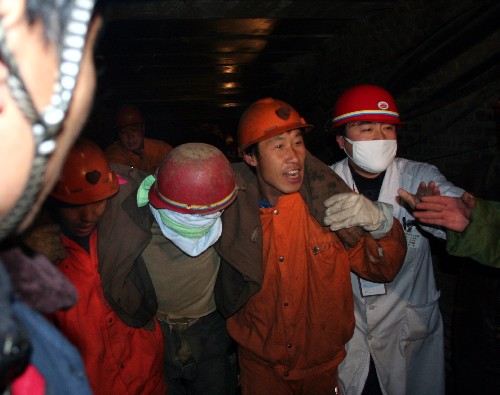 12月9日,在河北省兴隆县孤山子乡沙坡峪村矿难现场,被困矿工在救援人员搀扶下走出坑口。9日凌晨1点15分左右,河北承德兴隆矿难井下11名被困矿工在129个小时后全部获救。12月3日,河北省兴隆县孤山子乡沙坡峪村一口非法矿井发生巷道冒顶片帮事故。