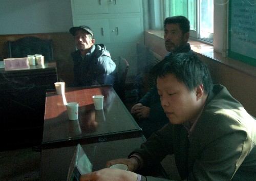 12月8日,在河北省兴隆县孤山子乡,被困矿工家属正在等待亲人消息。