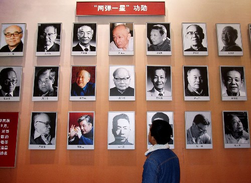 2007年12月15日 大型主题展览《复兴之路》观展人数逾200万人次 12月15日,参观者在观看《复兴之路》大型主题展览。