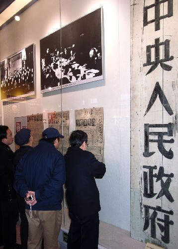 2007年12月15日 大型主题展览《复兴之路》观展人数逾200万人次 12月15日,参观者在观看《复兴之路》大型主题展览。